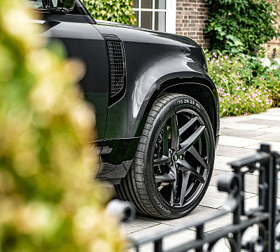 Фото дисков Kahn Type 52 RS на Land Rover Defender II
