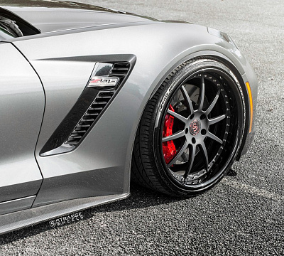 Фото дисков Strasse Wheels R10 Signature на Chevrolet Corvette C7