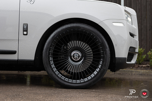 Фото дисков Vossen S17-16 Черный глянец на Rolls-Royce Cullinan