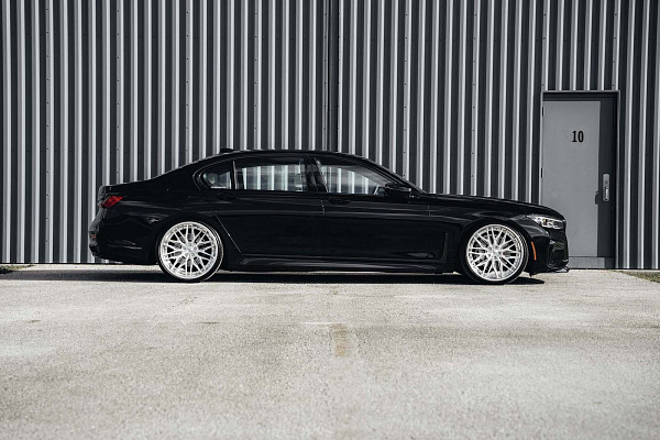 Фото дисков Strasse Wheels SV10M-RS Deep Concave FS Глянцевый лак на BMW 7 (G11/G12)