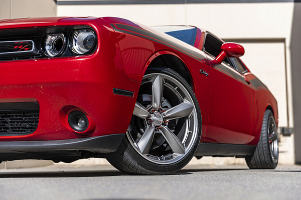 Фото дисков American Racing TTF Серебро на Dodge Challenger III