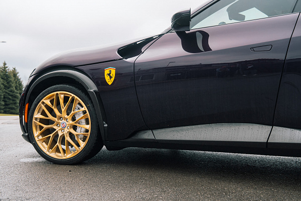 Фото дисков HRE P200 Глянцевое золото на Ferrari Purosangue