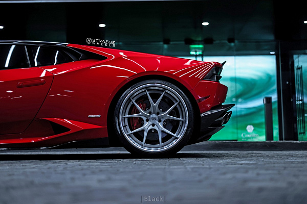 Фото дисков Strasse Wheels SM5R Deep Concave FS Сатиновый темный лак на Lamborghini Huracan