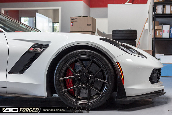 Фото дисков BC Forged EH181 Глянцевый темный лак на Chevrolet Corvette C7