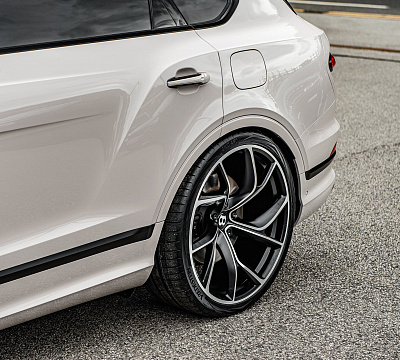 Фото дисков Kahn Type 54 на Bentley Bentayga