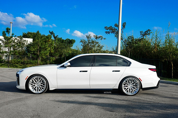 Фото дисков Strasse Wheels SV10M-RS Deep Concave FS Глянцевый лак на BMW 7 (G70)