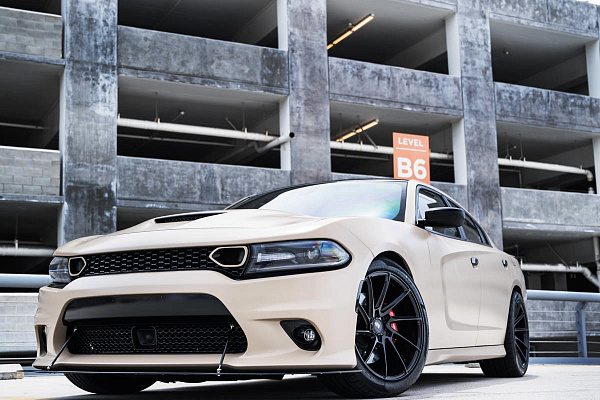 Фото дисков Savini BM15 Черный глянец на Dodge Charger VII