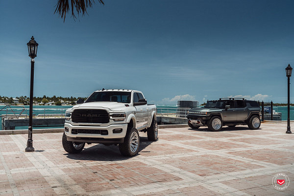 Фото дисков Vossen VFX-03 Черный глянец на Ram 1500 V