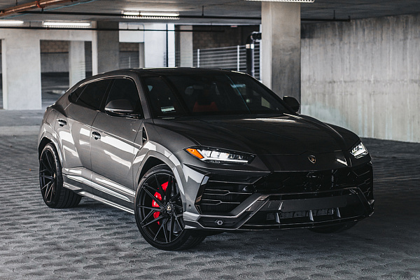 Фото дисков Brixton Forged PF8 Черный глянец на Lamborghini Urus