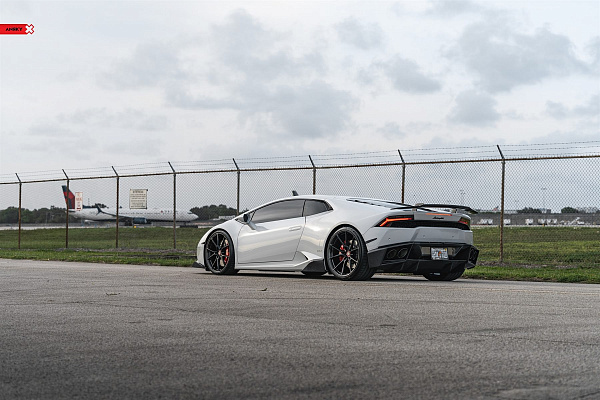 Фото дисков Anrky AN12 Черный глянец на Lamborghini Huracan