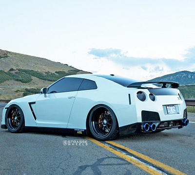 Фото дисков Strasse Wheels R10 Performance на Nissan GT-R