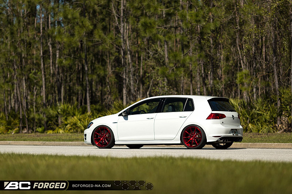 Фото дисков BC Forged RZ39 Красный глянец на Volkswagen Golf VII