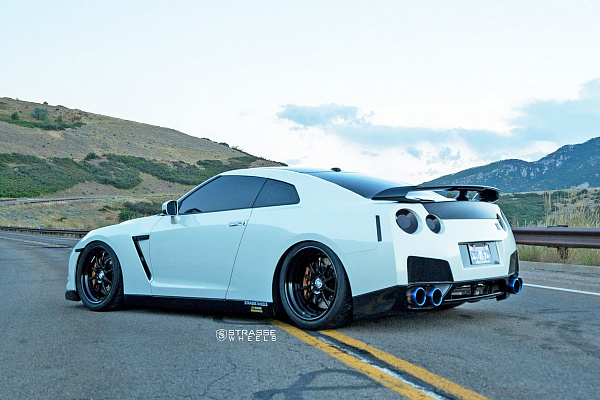 Фото дисков Strasse Wheels R10 Performance Черный глянец на Nissan GT-R