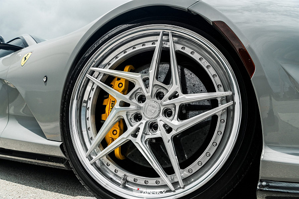 Фото дисков Anrky S3-X3 Глянцевый лак на Ferrari 812