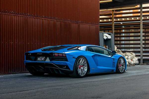 Фото дисков Brixton Forged VL4 Сатиновый темный лак на Lamborghini Aventador