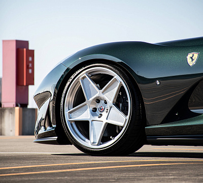 Фото дисков HRE 505M на Ferrari 812