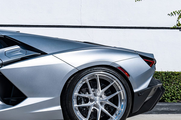 Фото дисков Anrky XR-301 Глянцевый лак на Lamborghini Revuelto