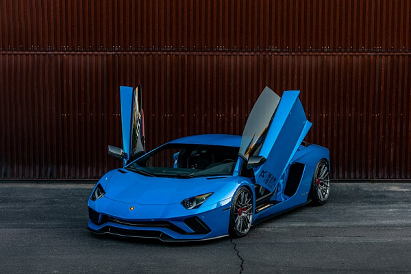Фото дисков Brixton Forged VL4 Сатиновый темный лак на Lamborghini Aventador