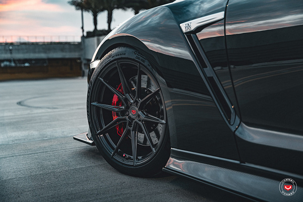 Фото дисков Vossen EVO-2R Глянцевый темный лак на Nissan GT-R