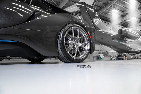 Фото дисков Strasse Wheels SM5R Deep Concave Monoblock Сатиновый темный лак на BMW i8