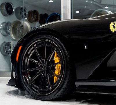 Фото дисков 1886 Wheels G010 на Ferrari 812