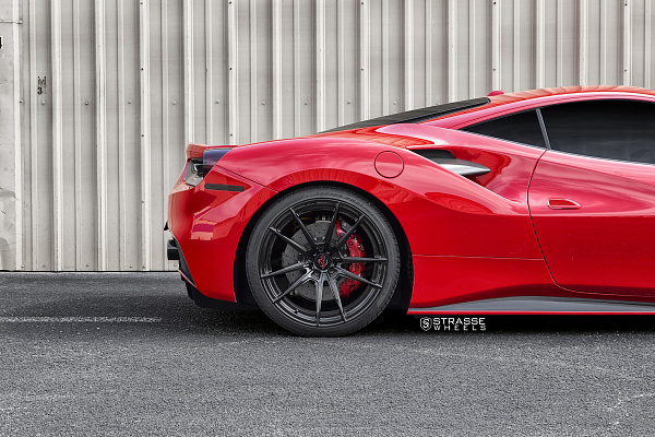 Фото дисков Strasse Wheels SV1 Deep Concave Monoblock Черный глянец на Ferrari 488