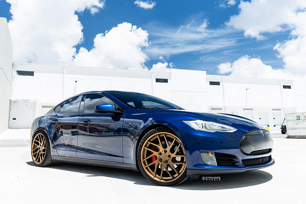 Фото дисков Strasse Wheels SM7T Deep Concave Сатиновая темная бронза на Tesla Model S