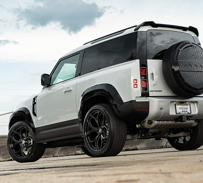 Фото дисков HRE P111SC на Land Rover Defender II