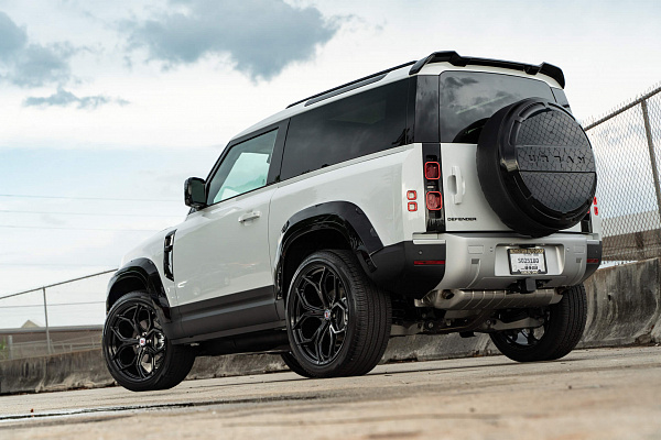 Фото дисков HRE P111SC Черный глянец на Land Rover Defender II
