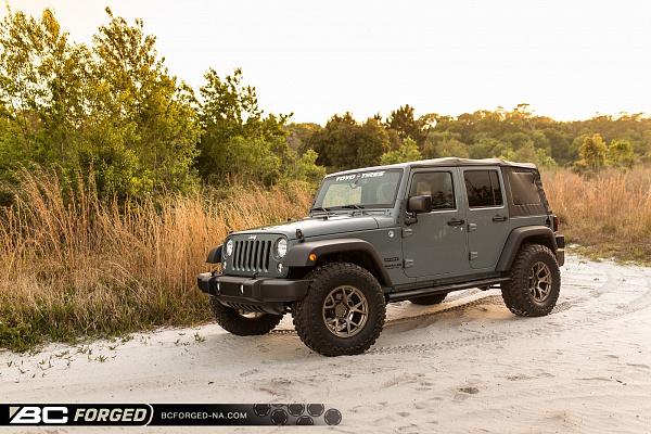 Фото дисков BC Forged RZ05 Сатиновая бронза на Jeep Wrangler III (JK)