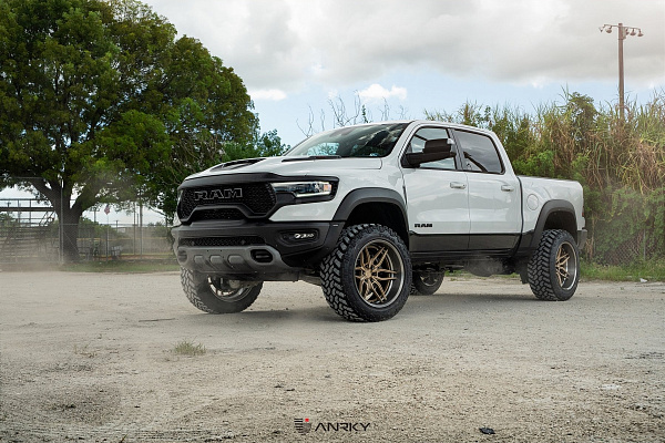 Фото дисков Anrky AN36 Сатиновое золото на Ram 1500 V