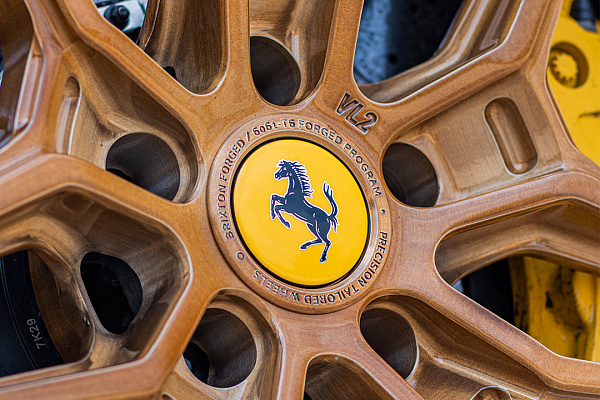 Фото дисков Brixton Forged VL2 Глянцевое темное золото на Ferrari 812