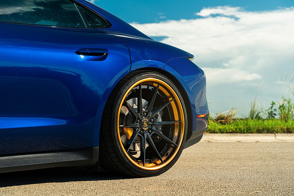 Фото дисков Strasse Wheels SV10 Deep Concave FS Черный глянец на Porsche Taycan I