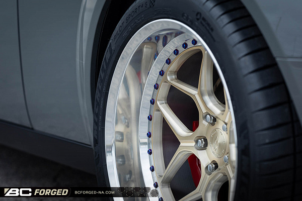 Фото дисков BC Forged LE53 // MLE53 Глянцевая шампань на Dodge Challenger III