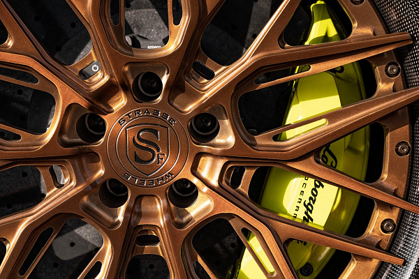Фото дисков Strasse Wheels SV10M Track Сатиновая бронза на Lamborghini Aventador