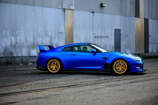 Фото дисков Strasse Wheels SM5R Deep Concave Monoblock Сатиновое золото на Nissan GT-R