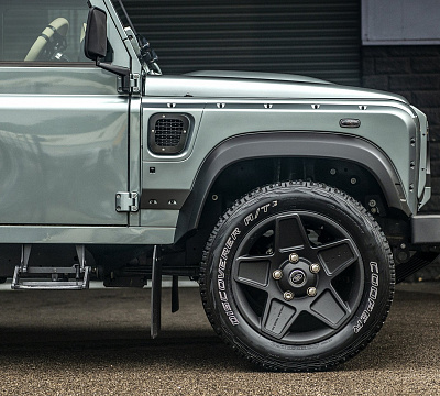 Фото дисков Kahn Mondial Retro на Land Rover Defender I