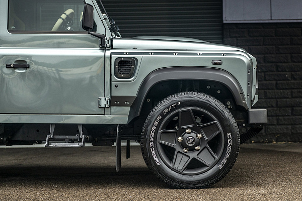 Фото дисков Kahn Mondial Retro  на Land Rover Defender I