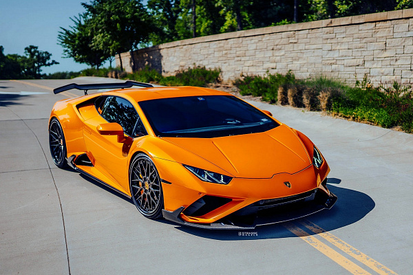 Фото дисков Strasse Wheels SV10M Deep Concave FS Черный глянец на Lamborghini Huracan