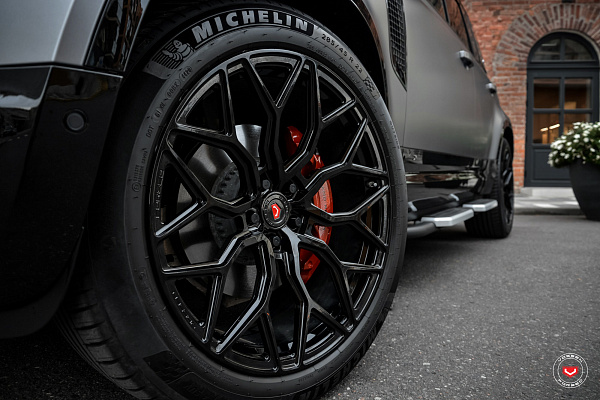 Фото дисков Vossen S17-01 Черный глянец на Land Rover Defender II