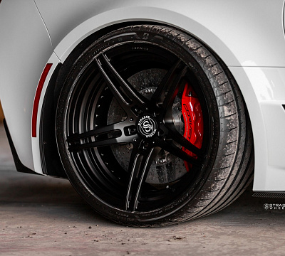 Фото дисков Strasse Wheels SP5R Deep Concave Duoblock на Chevrolet Corvette C7