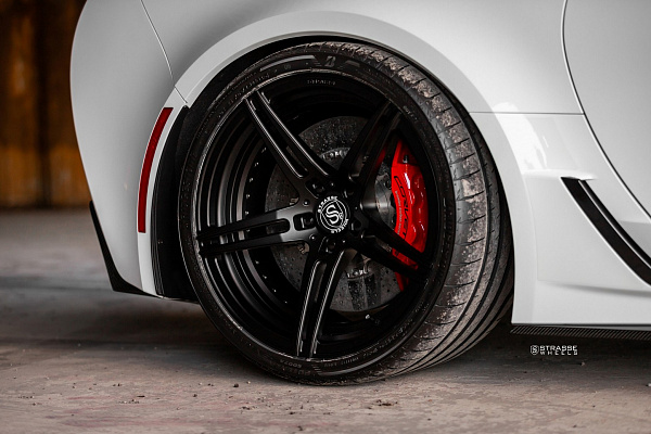 Фото дисков Strasse Wheels SP5R Deep Concave Duoblock Черный матовый на Chevrolet Corvette C7