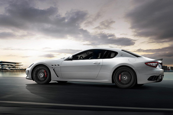 Фото дисков Maserati MC Черный сатин на Maserati GranTurismo I