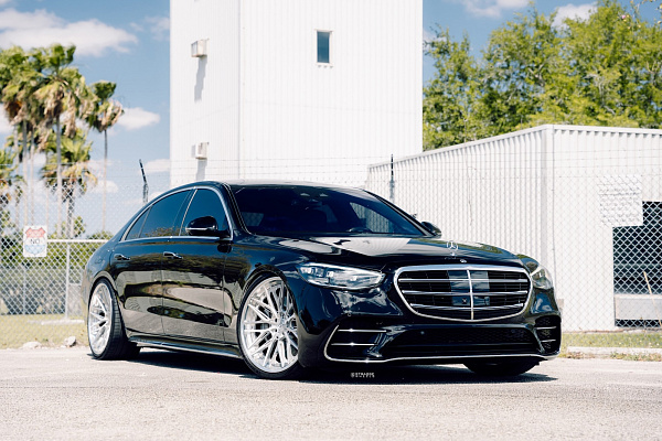 Фото дисков Strasse Wheels SV10M-RS Deep Concave FS Глянцевый лак на Mercedes-Benz S-Class (W223)