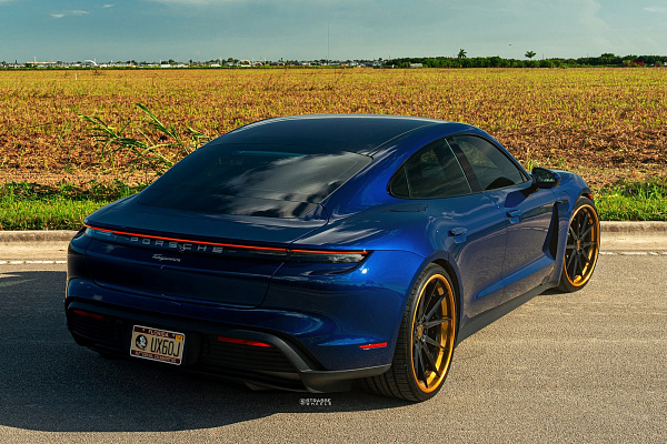 Фото дисков Strasse Wheels SV10 Deep Concave FS Черный глянец на Porsche Taycan I