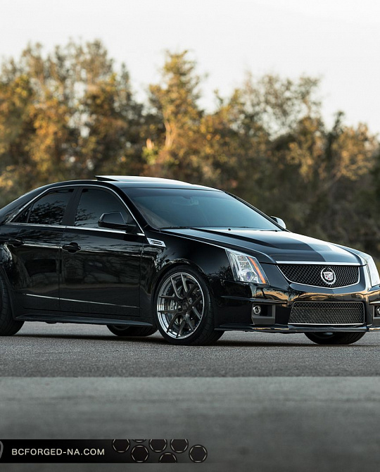 Фото дисков HCS02 Глянцевый темный лак на Cadillac CTS II