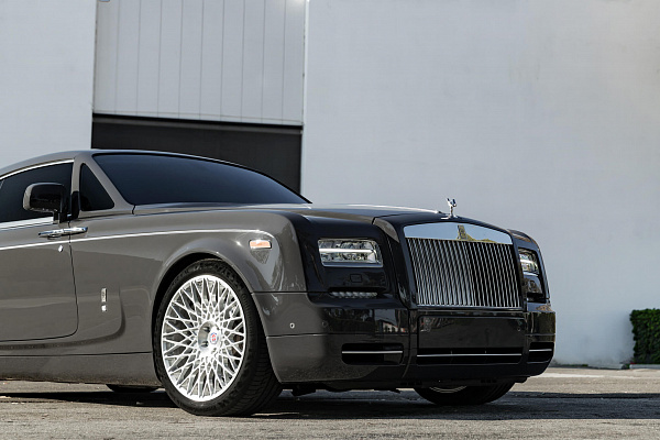 Фото дисков HRE 501M Глянцевый лак на Rolls-Royce Phantom