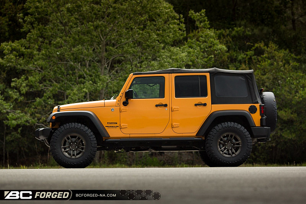 Фото дисков BC Forged RZ01 Глянцевый темный лак на Jeep Wrangler III (JK)