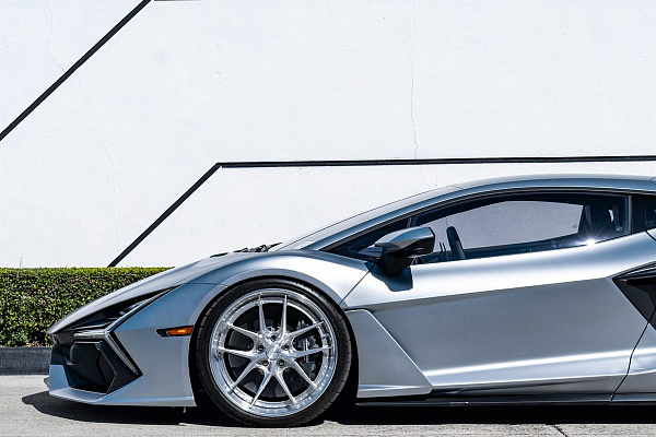 Фото дисков Anrky XR-301 Глянцевый лак на Lamborghini Revuelto