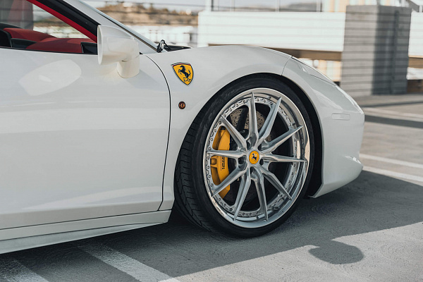 Фото дисков HRE S104SC Глянцевый лак на Ferrari 458